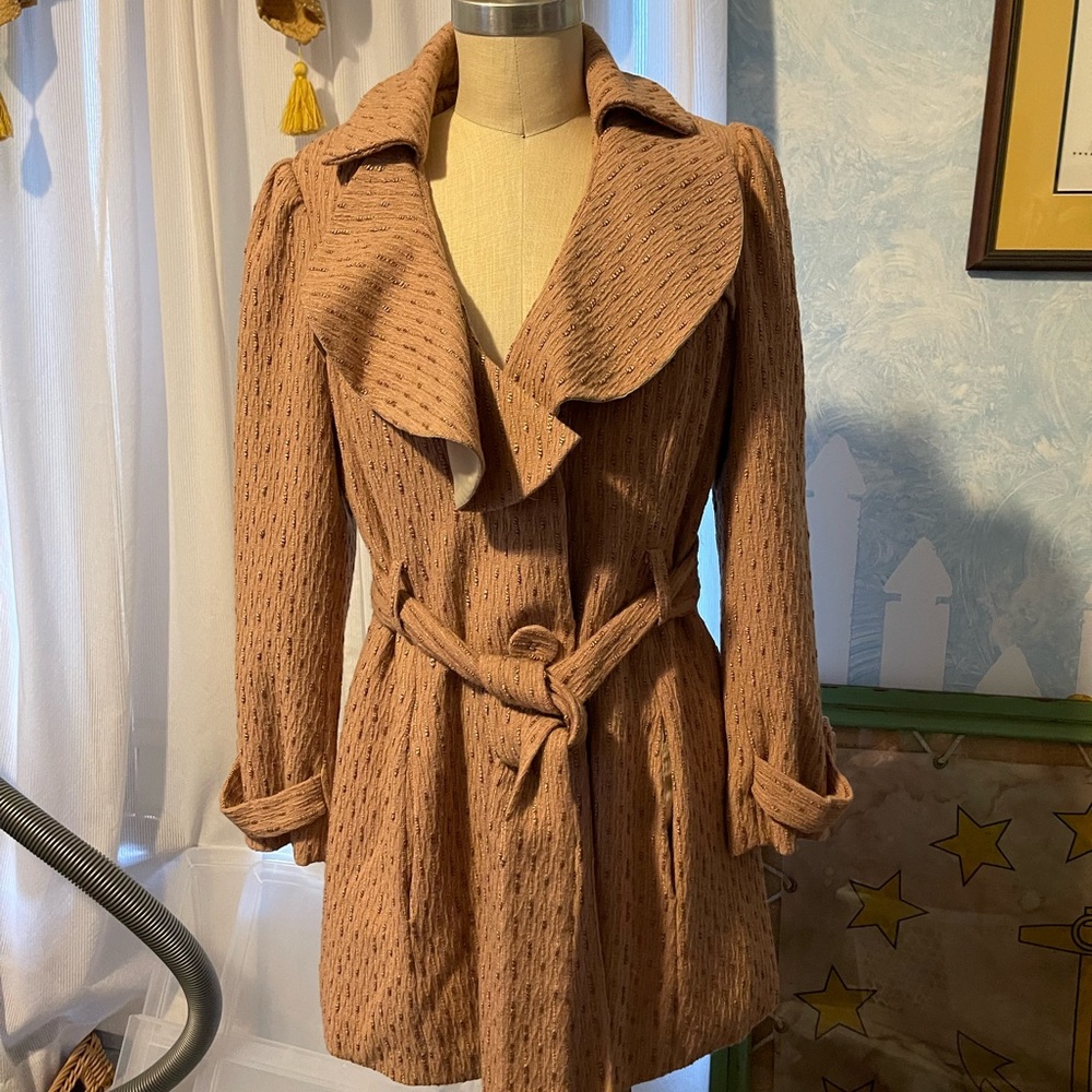 Dusty rose short jacket with tweedy outer fabric and feminine detailing